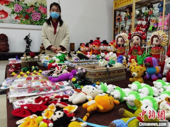 圖為隴原巧手展示手工藝品。(資料圖) 徐雪 攝