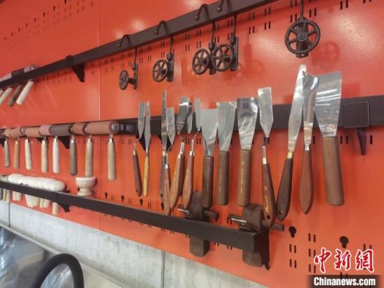 圖為徐晉林制作雕版敦煌壁畫所用工具?！￠Z姣 攝
