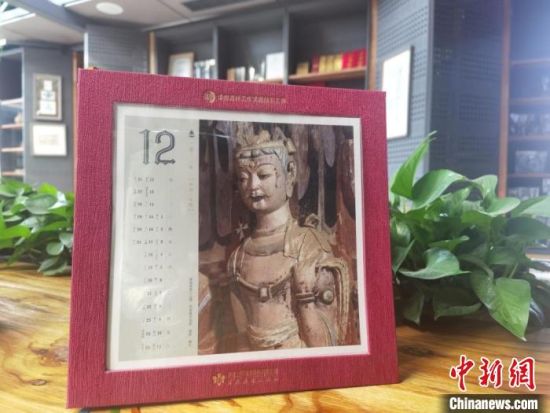 圖為徐晉林制作的敦煌題材的手工書《走進(jìn)沙漠敦煌——莫高窟與藏書票藝術(shù)》，深受讀者喜愛?！￠Z姣 攝