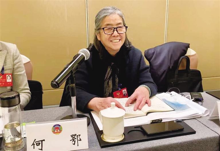 【委員風(fēng)采】“明星委員”何鄂的三個“幸?！?>
        </a><em>【委員風(fēng)采】“明星委員”何鄂的三個“幸?！?/em></li>
    <li><a  target=