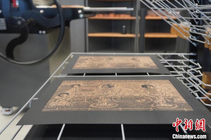 圖為徐晉林工作室制作的雕版敦煌壁畫印刷成品展示?！【琶赖┰?　攝