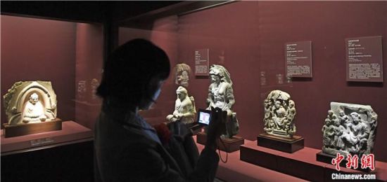 2018年8月，《平山郁夫的絲路世界——平山郁夫絲綢之路美術(shù)館文物展》在甘肅敦煌莫高窟開展。中新社記者 楊艷敏 攝