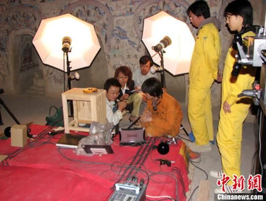 敦煌研究院與日本東京文化財(cái)研究所合作進(jìn)行第285窟多光譜無損調(diào)查工作現(xiàn)場(chǎng)。中新社發(fā) 婁婕 供圖