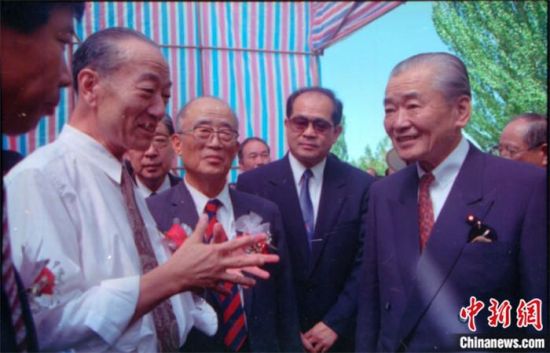 1994年8月，時(shí)任日本首相竹下登(右一)與時(shí)任敦煌研究院院長段文杰在莫高窟親切交談。中新社發(fā) 婁婕 供圖