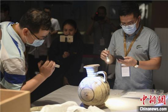 2020年6月，在長沙博物館舉行“從地中海到中國：絲路寶藏——平山郁夫絲綢之路美術(shù)館藏文物展”前，專家開箱鑒定文物。中新社記者 楊華峰 攝