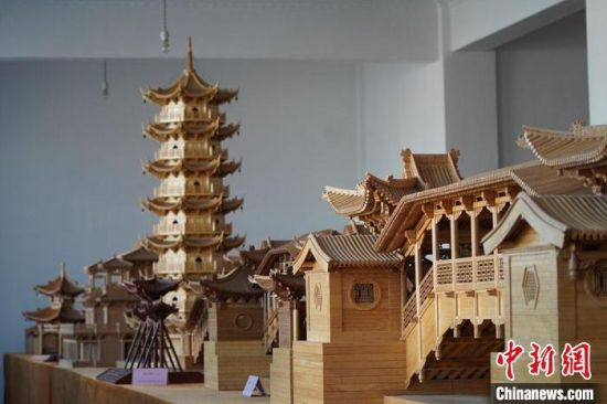 圖為古建筑模型制作技藝傳習所展廳內的微縮古建筑作品?！【琶赖┰?　攝