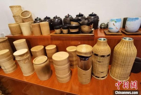 圖為展陳的一件件精致可愛的竹編農(nóng)具工藝品?！●T志軍 攝