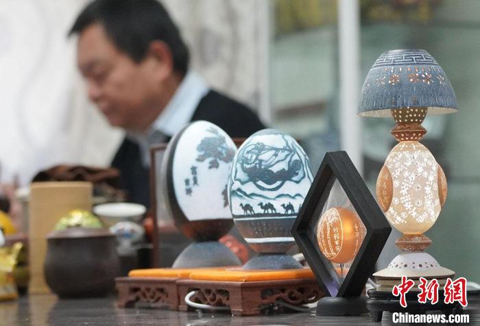 圖為吳義澤完成的蛋雕作品。　九美丹增 攝