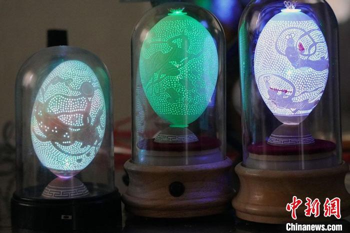 圖為以敦煌飛天為元素的蛋雕作品。　九美丹增 攝