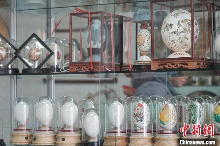 圖為吳義澤收藏柜內(nèi)的蛋雕作品?！【琶赖ぴ?攝