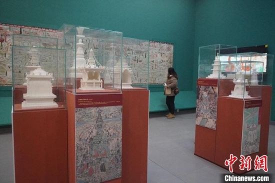 圖為觀眾欣賞數(shù)字復(fù)制壁畫?！【琶赖┰?攝