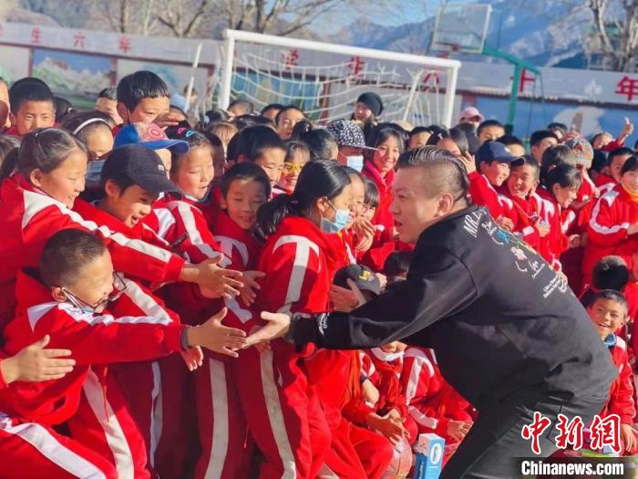 1月初，第五屆“街舞進藏鄉(xiāng)”公益助學(xué)活動在甘肅甘南結(jié)束，旨在讓藏族學(xué)子感受到街舞魅力?！￡惿菩?攝