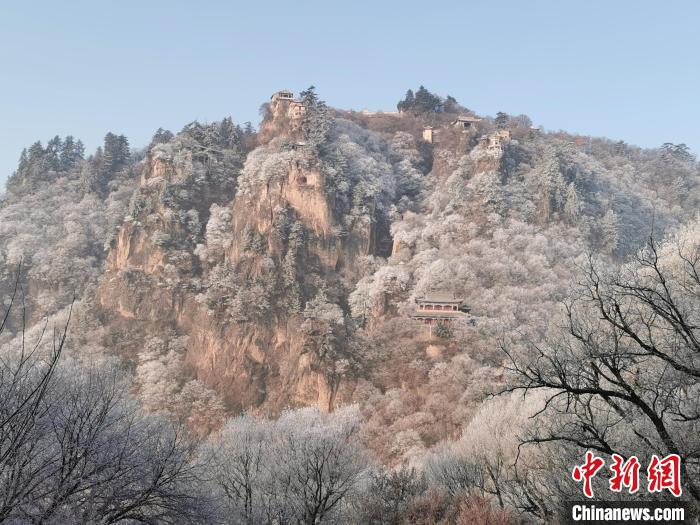 圖為崆峒山霧凇景色。　徐振華 攝