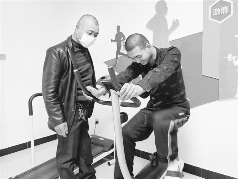 父愛如山！張掖高臺殘疾父親悉心照顧殘疾兒子20余年