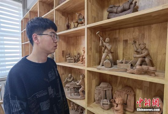 圖為學(xué)生介紹作品。 劉玉桃 攝