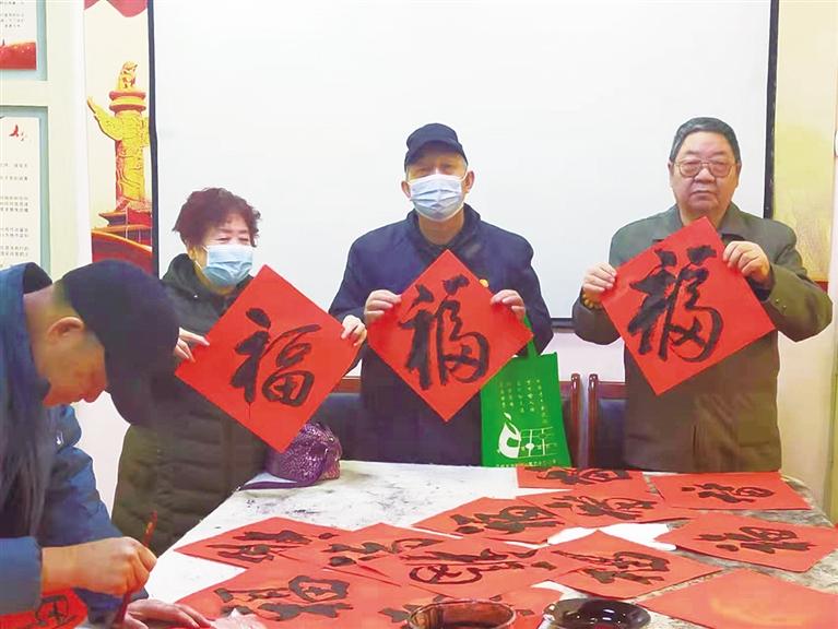 蘭州：“幸福敲門 新春送?！被顒忧榕f家