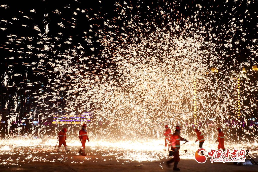 【隴拍客】炫彩奪目！非遺絕技永靖王氏“打鐵花”綻放夜空引關(guān)注
