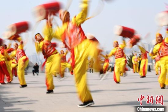 2019年2月19日，演員在黃河岸邊的蘭州水車博覽園內(nèi)進(jìn)行太平鼓表演，歡慶元宵佳節(jié)。(資料圖) 　楊艷敏 攝