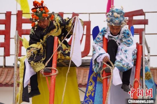 圖為“苦水高高蹺”表演者通過麻繩將腳固定在腳踏板，并在腿部纏繞六七圈。　九美旦增 攝