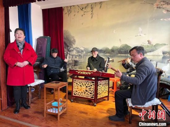 圖為蘭州鼓子表演者王常玉登臺演唱，她是這項入列國家級非物質文化遺產(chǎn)的曲藝表演者中，為數(shù)不多的女演員。　張煜曼 攝