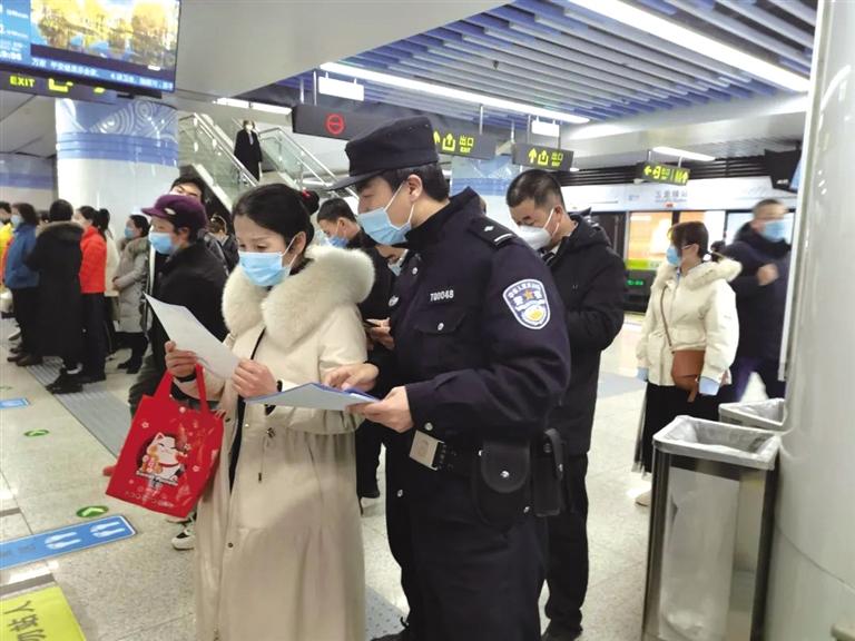 講解詐騙套路 普及“斷卡”常識(shí) 蘭州城關(guān)公安分局、交通治安分局聯(lián)合反詐宣傳進(jìn)地鐵