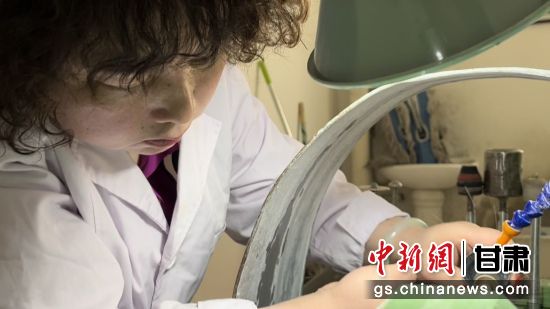 夜光杯制作學(xué)徒謝小琴坦言，雖工作枯燥，但是能夠掌握國家級非遺技藝是很自豪的。王牧雨 攝