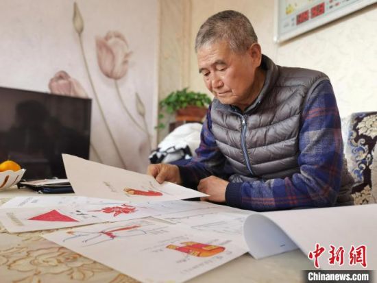 圖為陸鵬飛向記者展示多年帶隊的手寫筆記?！堟?攝