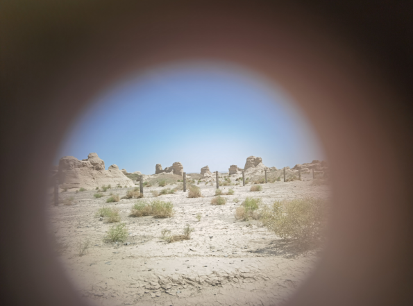 插圖2：透過河西走廊遺存的古陶片孔洞所見。攝影：陳曉斌。拍攝日期：2020年6月。