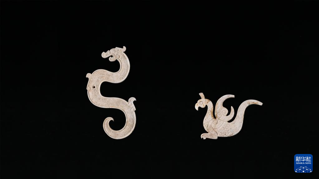 江西樟樹市國字山戰(zhàn)國墓葬出土玉龍、玉鳳（資料圖）。