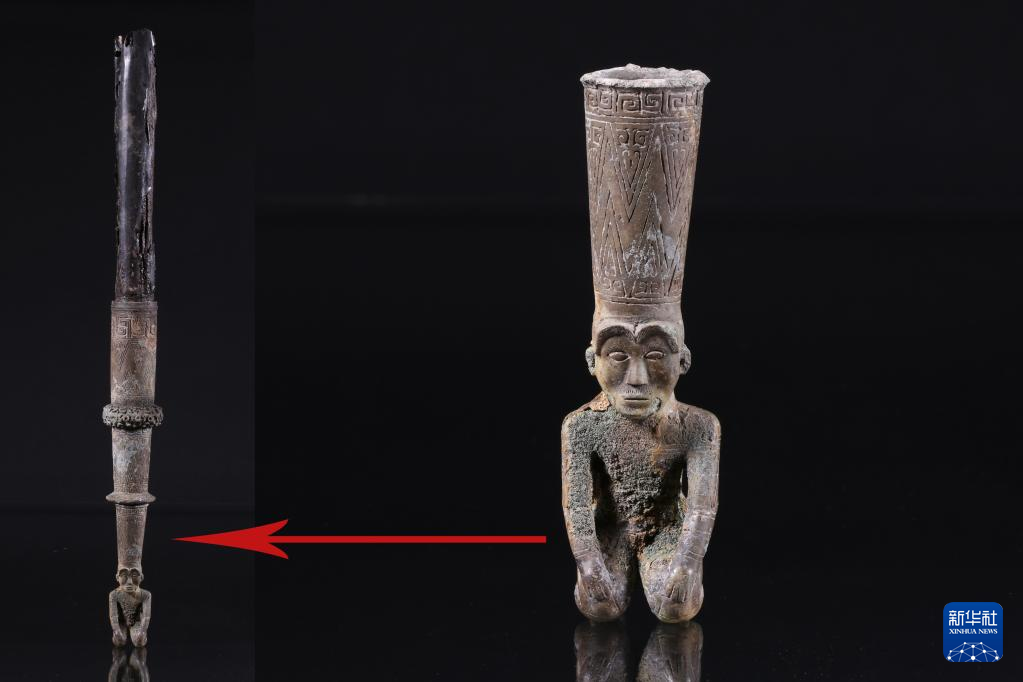 江西樟樹市國字山戰(zhàn)國墓葬出土銅跽坐人鐓（資料圖）。