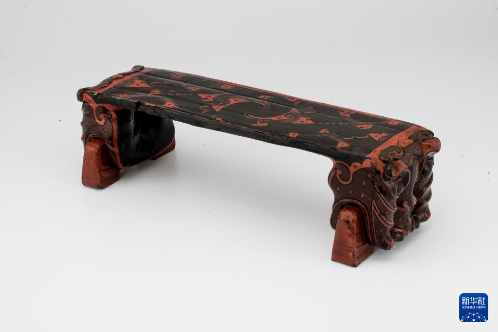 湖北云夢縣鄭家湖戰(zhàn)國秦漢墓地出土漆木虎頭枕（資料圖）。