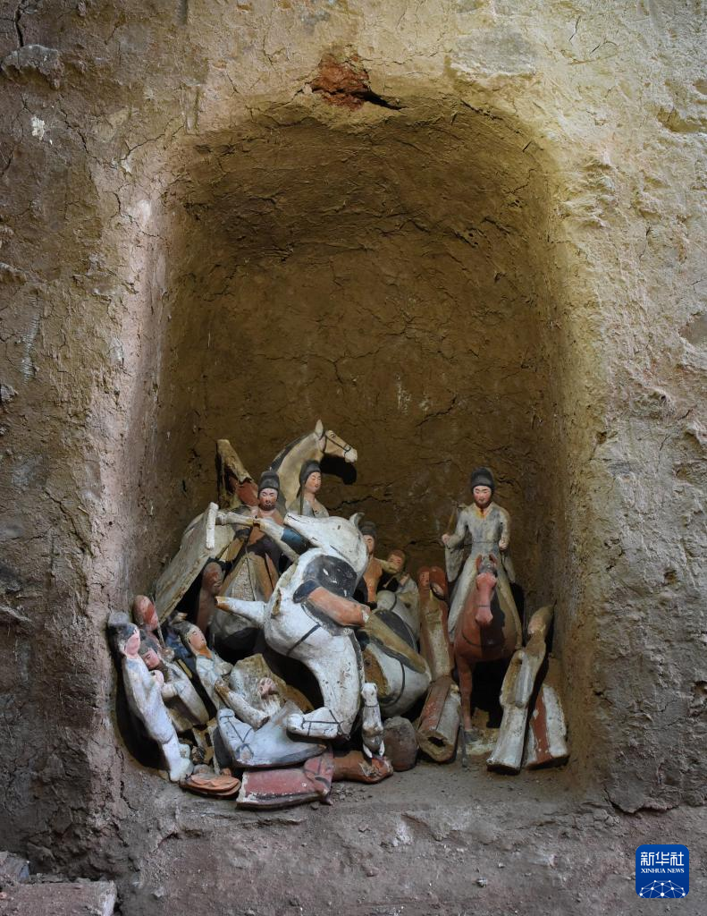 甘肅武威市唐代吐谷渾王族墓葬群慕容智墓墓道壁龕出土儀仗俑群（資料圖）。
