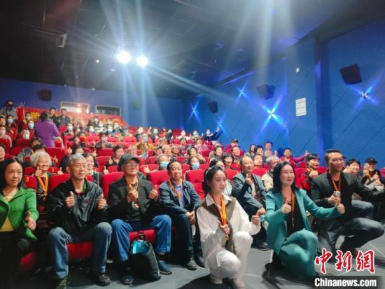 《浴血誓言》主創(chuàng)團(tuán)隊(duì)與到場(chǎng)的紅軍后代合影?！￡愡x斌 攝