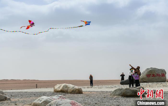 圖為市民正在陽關(guān)景區(qū)放風箏?！⊥醣筱y 攝