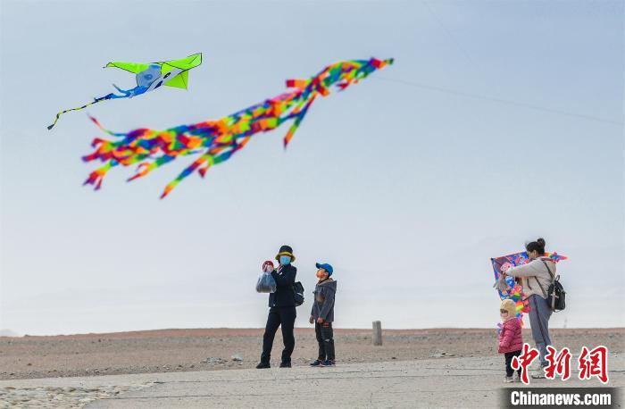 圖為孩童在父母的陪伴下放風箏?！⊥醣筱y 攝