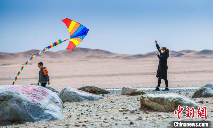 圖為市民正在陽關(guān)景區(qū)放風箏?！⊥醣筱y 攝