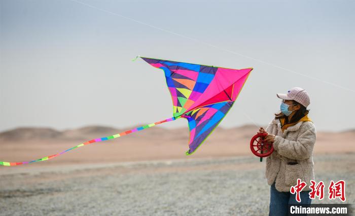 圖為市民正在陽關(guān)景區(qū)放風箏。　王斌銀 攝