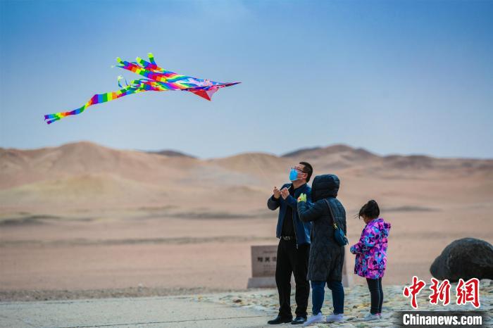 圖為市民正在陽關(guān)景區(qū)放風箏?！⊥醣筱y 攝