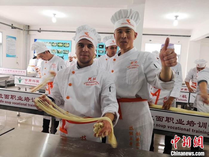 圖為外國留學生學習牛肉面的制作。(資料圖) 史靜靜 攝