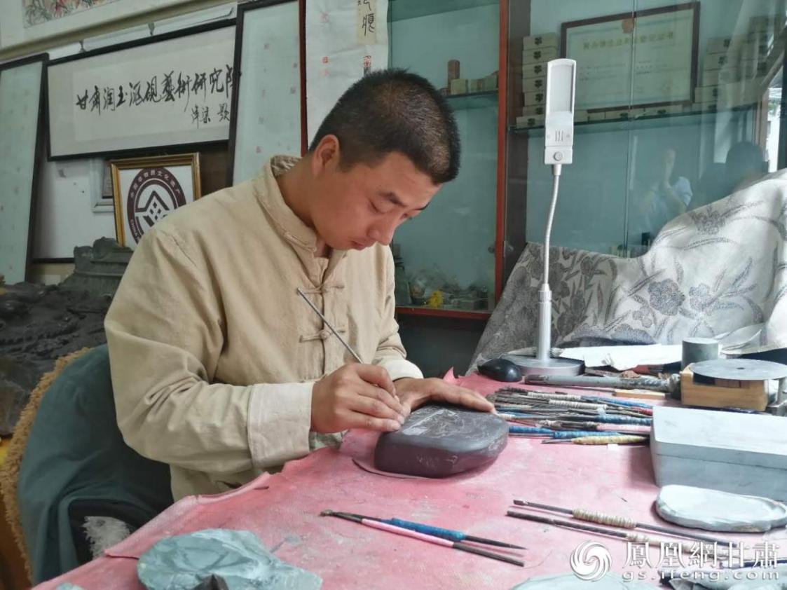 洮硯制作技藝第六代傳人、國(guó)家藝術(shù)基金資助青年藝術(shù)家、正高級(jí)洮硯雕刻藝術(shù)師李江平十年如一日專注于洮硯制作 圖源自網(wǎng)絡(luò)