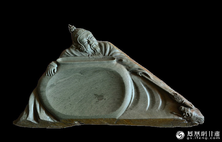 《醉臥沙場(chǎng)君莫笑》硯使王翰《涼州詞》中“醉臥沙場(chǎng)君莫笑，古來(lái)征戰(zhàn)幾人回？”的意境躍然硯臺(tái)之上。資料圖