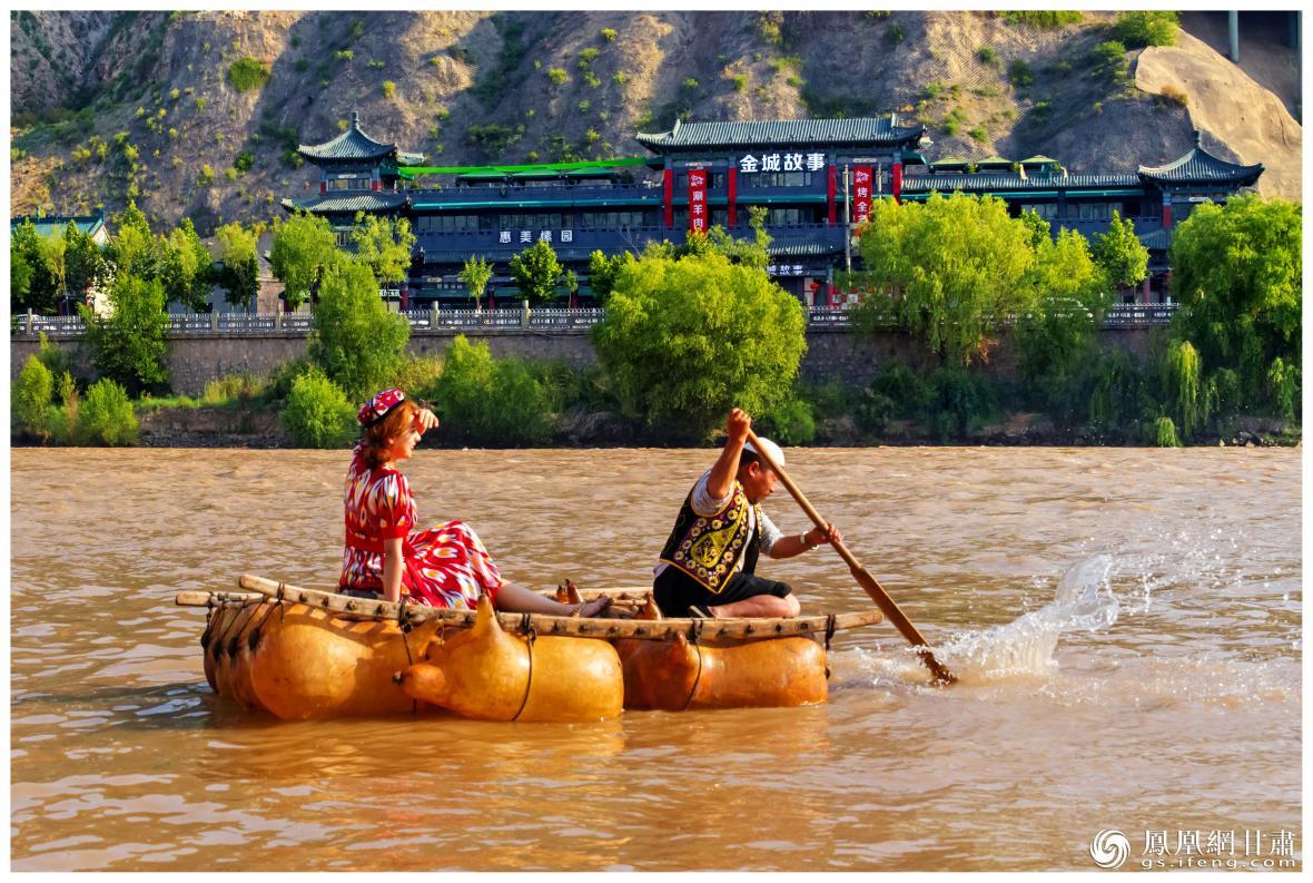 筏子客揮動(dòng)著劈波斬浪的船槳，槳聲中混搭著風(fēng)聲、水聲和男女對(duì)歌的花兒聲。蘭州市文旅局供圖