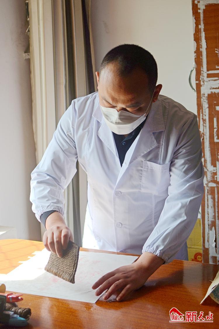 朽爛歷史檔案如何獲新生？看修復(fù)師“妙手回春”