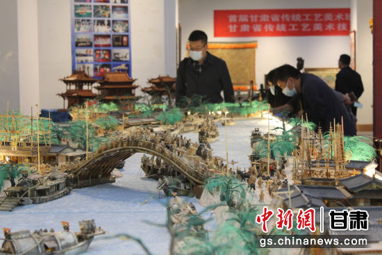 圖為參評作品牦牛角立體微雕“清明上河圖”。徐雪 攝