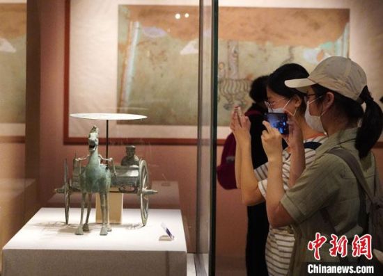 圖為參觀者參觀“大道攸歸：五涼文化展”展陳文物?！【琶赖┰?攝