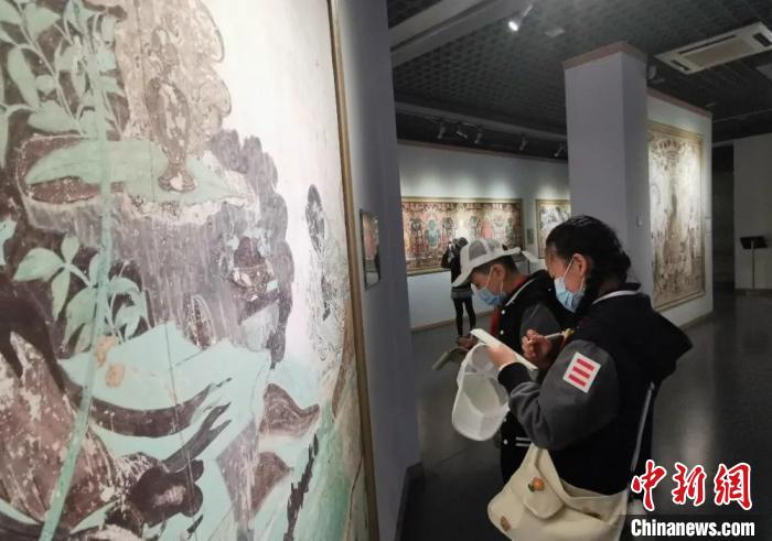 圖為學(xué)生參觀敦煌藝術(shù)館。(資料圖) 蘭州大學(xué)附屬學(xué)校供圖