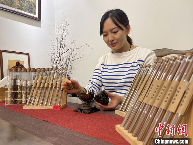 圖為魯雯展示燃香禮儀。　高瑩 攝