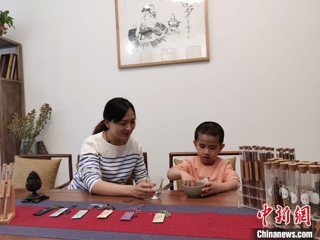 圖為魯雯為小學(xué)員授課和培訓(xùn)?！●T志軍 攝