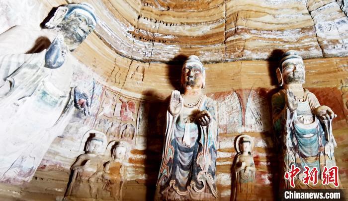 北石窟寺窟內(nèi)造像因受水顯得斑駁?！“瑧c龍 攝