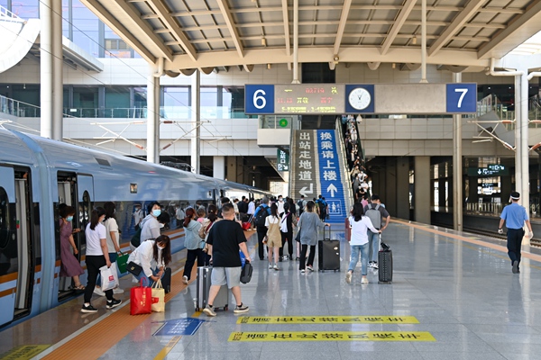 暑運(yùn)大幕開(kāi)啟。蘭州鐵路局供圖